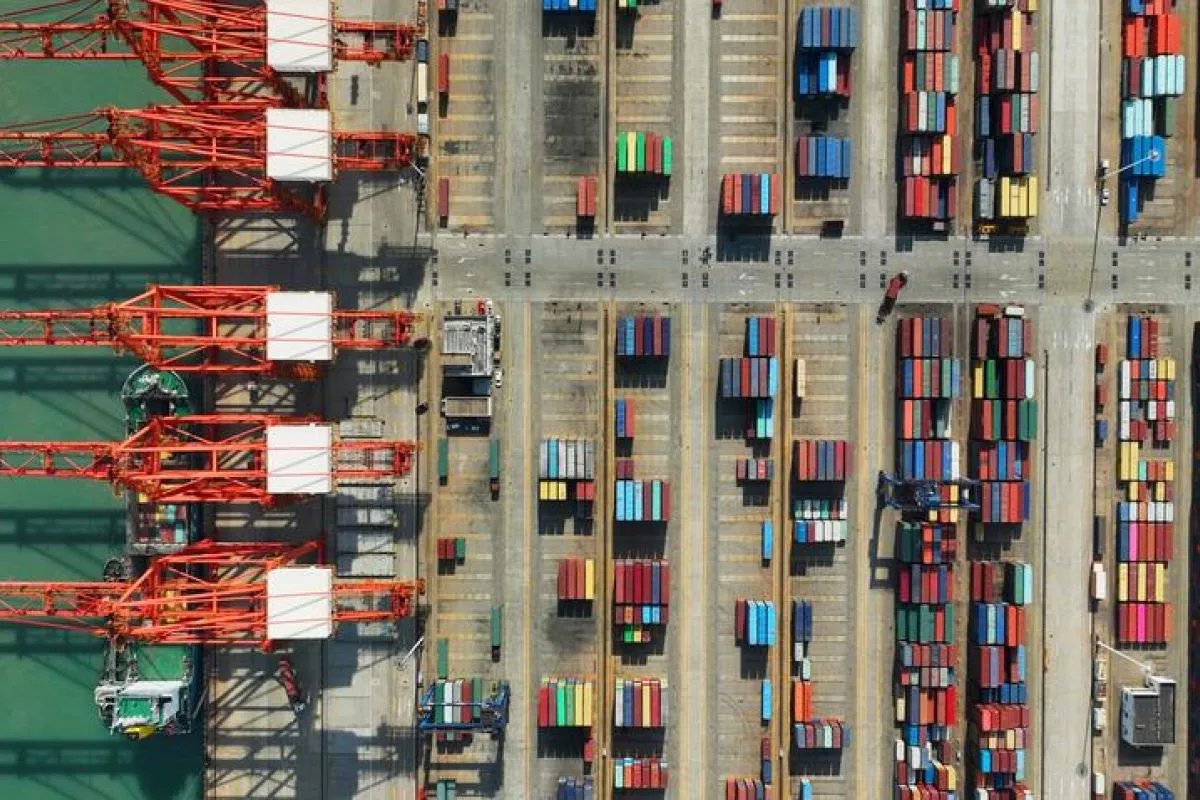 Foto udara yang diambil pada 9 Mei 2023 ini menunjukkan terminal peti kemas di Pelabuhan Lianyungang, Provinsi Jiangsu, Tiongkok timur.