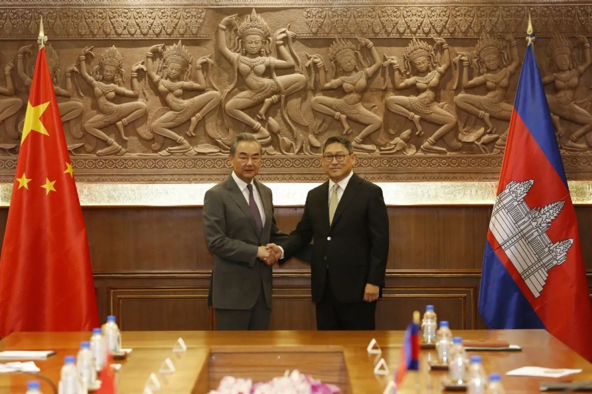 Menteri Luar Negeri Tiongkok Wang Yi mengadakan pembicaraan dengan Wakil Perdana Menteri Kamboja dan Menteri Luar Negeri Sok Chenda Sophea (kanan) di Phnom Penh, Kamboja, 21 April 2024. ( ANTARA/Xinhua/Sovannara)