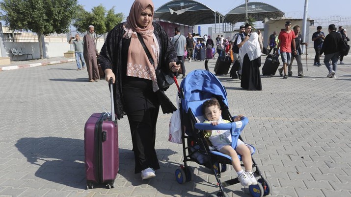 Foto: Warga Palestina menyeberang ke perbatasan Mesir dengan Jalur Gaza Rabu, 1 November 2023. di Rafah Rabu, 1 November 2023. (AP/Hatem Ali)